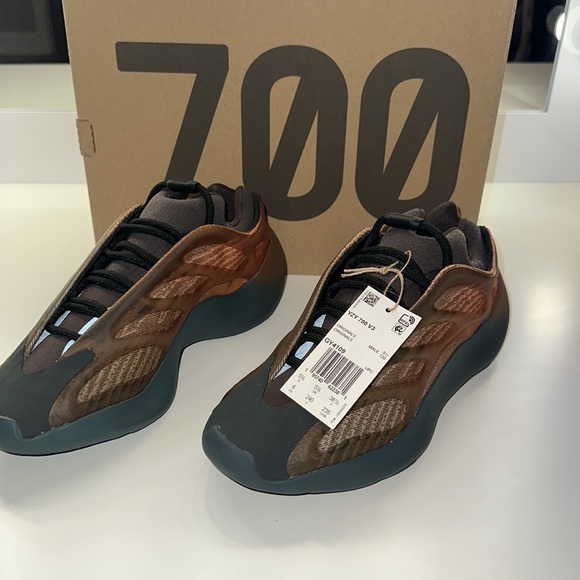 YEEZY 700 V3 COPPER FADE - Picture 8 of 9